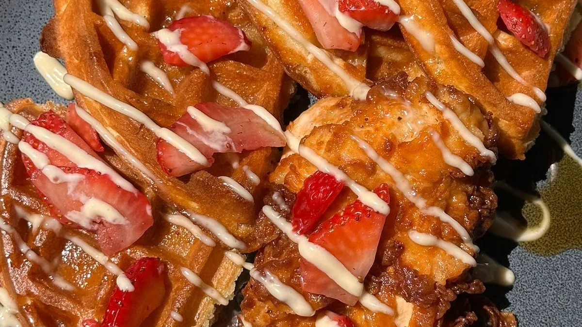 Sometimes the classics don’t need reinventing.

This weekend we’re serving up crispy breaded chicken on a golden Belgian waffle, topped with fresh strawberries, a drizzle of pure maple syrup, and finished with our house-made aioli for the perfect sweet-and-savoury balance.

Crispy, fluffy, sweet, and indulgent — everything a great brunch should be.

Whether you’re a local or passing through, this is the kind of Squamish brunch special worth making plans for.

Available this weekend only.