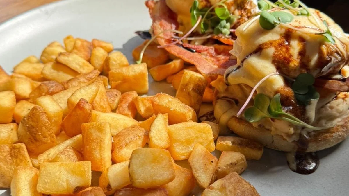 Chicken, Bacon & Artichoke Dip Benny – Brunch Special